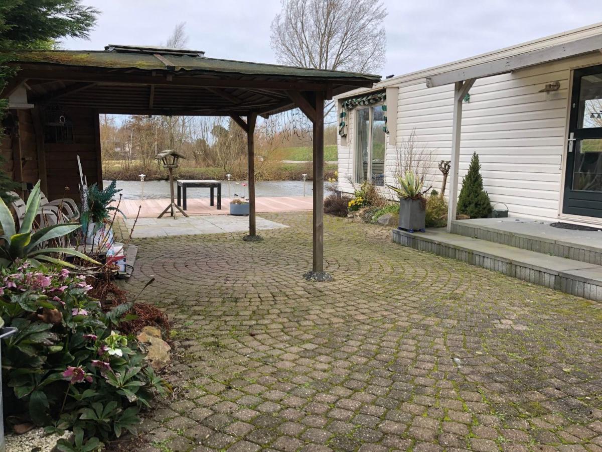 Fantastic Villa In Ooltgensplaat With Jetty Exteriér fotografie