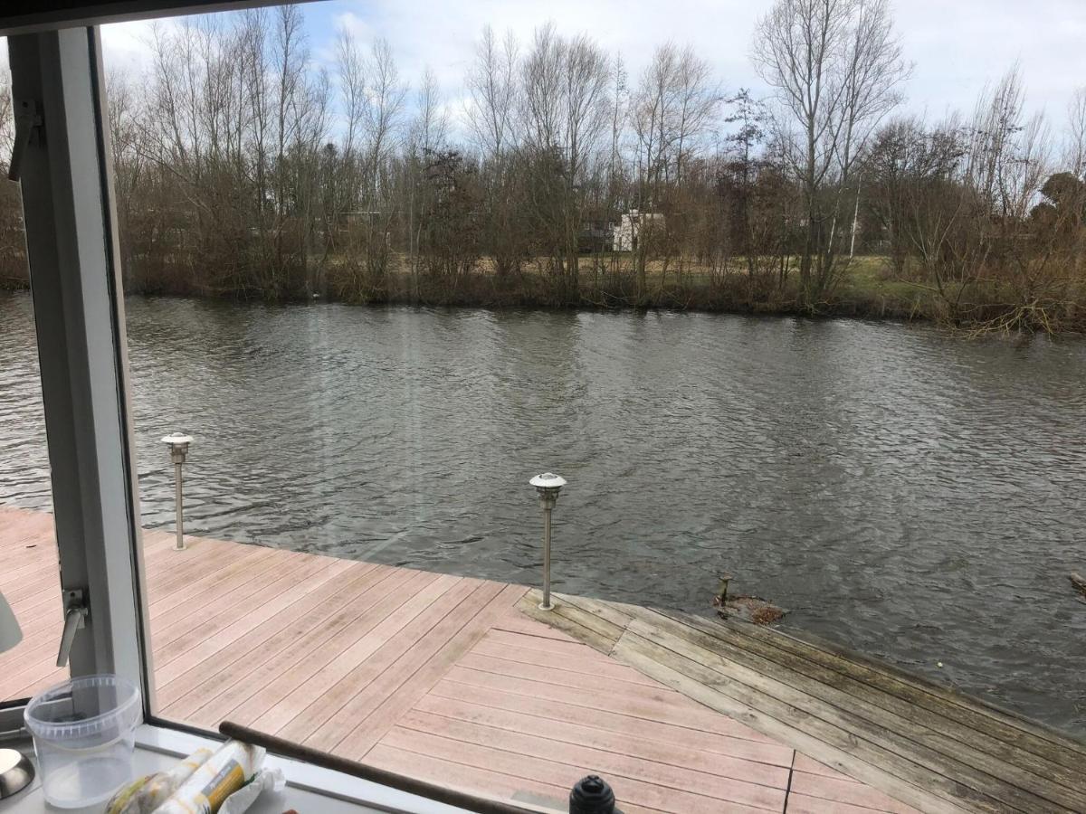 Fantastic Villa In Ooltgensplaat With Jetty Exteriér fotografie