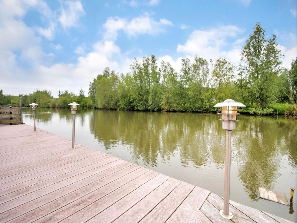 Fantastic Villa In Ooltgensplaat With Jetty Exteriér fotografie