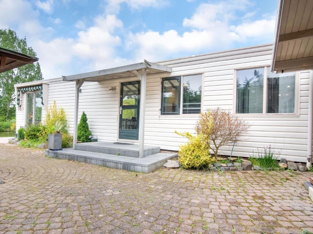 Fantastic Villa In Ooltgensplaat With Jetty Exteriér fotografie
