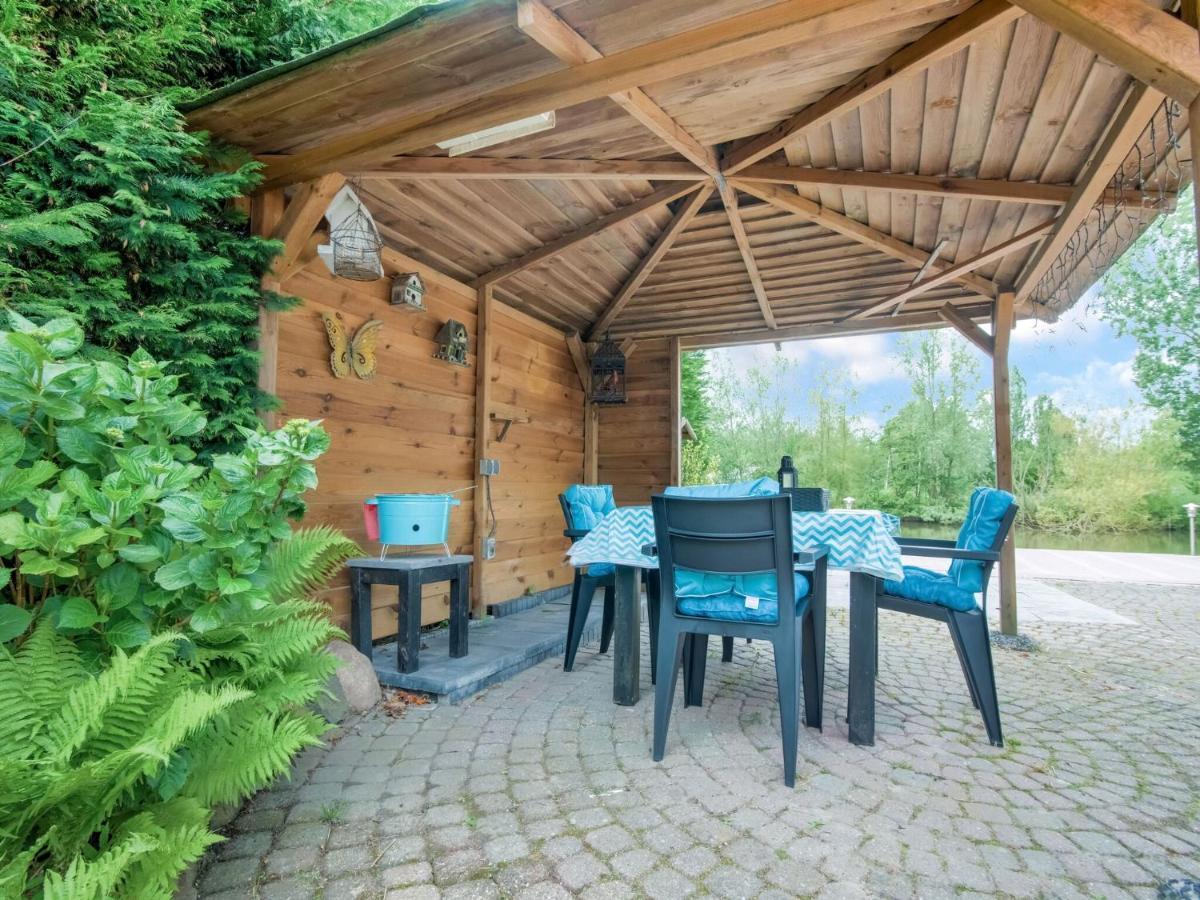 Fantastic Villa In Ooltgensplaat With Jetty Exteriér fotografie