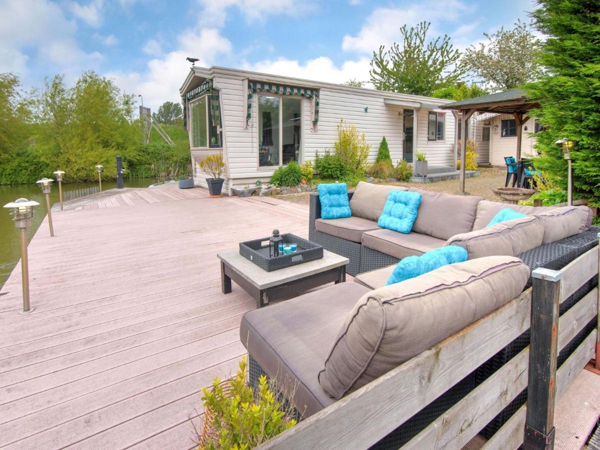 Fantastic Villa In Ooltgensplaat With Jetty Exteriér fotografie