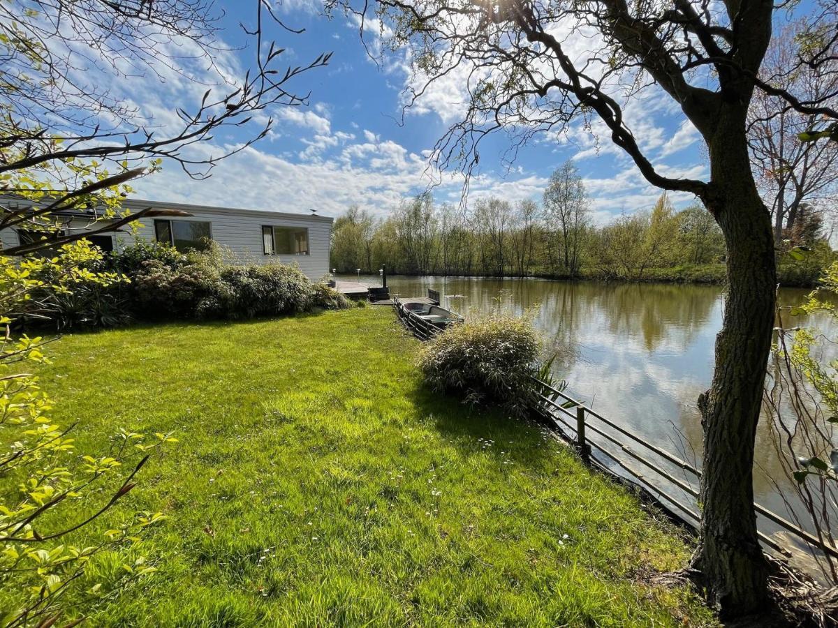 Fantastic Villa In Ooltgensplaat With Jetty Exteriér fotografie
