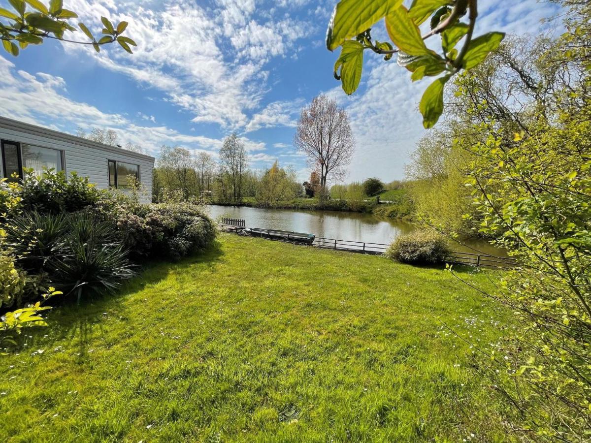 Fantastic Villa In Ooltgensplaat With Jetty Exteriér fotografie